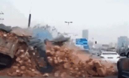 遇到塌方如何急救,泥土坍塌导致事故怎么处理