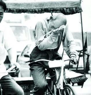 外卖小哥逆行失声痛哭,外卖小哥送外卖泪目