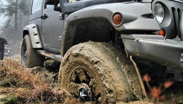 遇到泥泞路段应该怎么通过,开车走泥泞颠簸路面有什么技巧吗