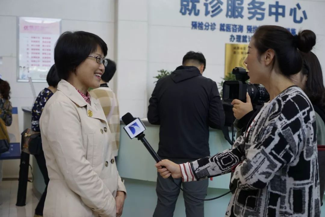 共饮一江水·携手献爱心｜上海市“医苑新星”青年医学人才都江堰公益义诊活动暨志愿者基地揭牌仪式在都江堰市举行