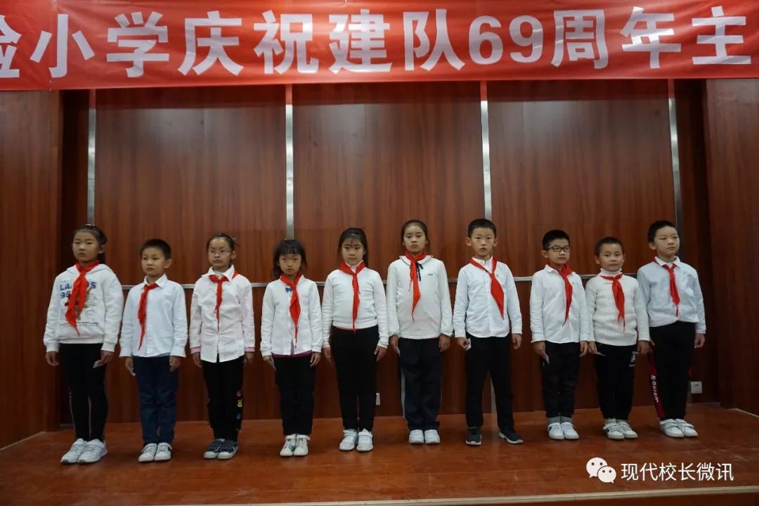 致敬少先队员喜迎建队日,向国旗敬礼少先队建队日