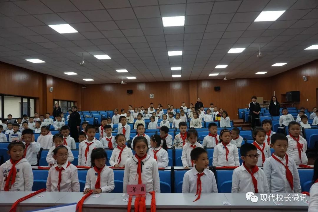 向国旗敬礼少先队建队日,致敬红领巾喜迎建队日