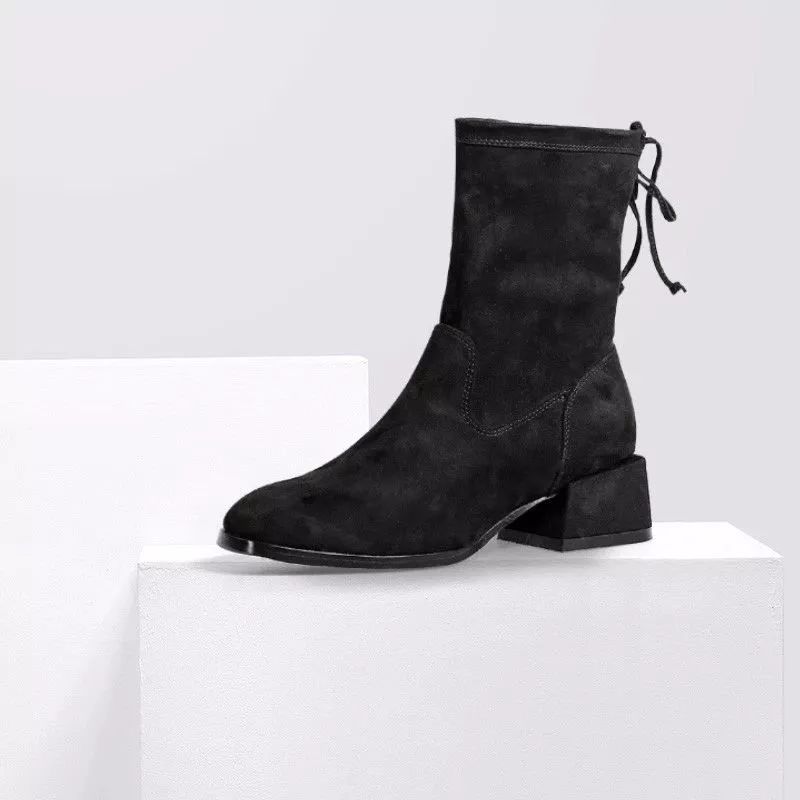 气场全开帅气,搭配黑色皮衣高跟短筒靴霸气个性