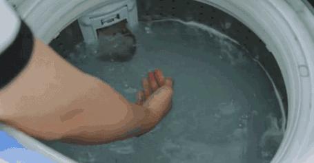 把洗衣机的残渣污垢排出来,洗衣机的洗涤盒的水垢