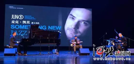 家门口看演出的快乐,家门口看大戏群众乐开怀