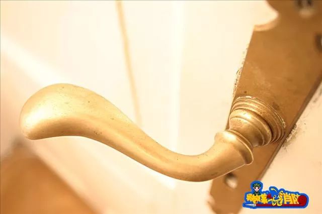 商场着火“浓烟滚滚”，如何正确选择逃生方法？