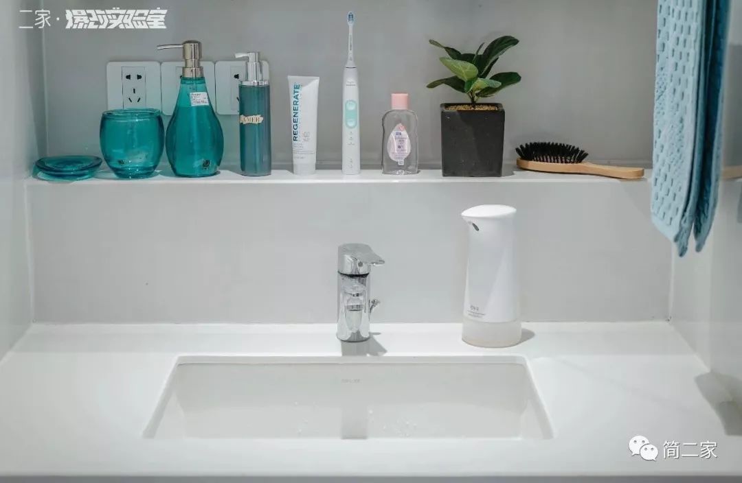 我们只在卫生间换了一头门，神奇的事情……发生了