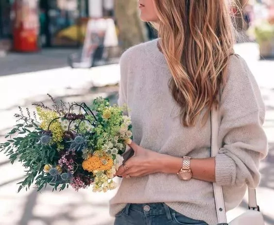 毛衣领口松垮怎么搭配,高领衣服领子松垮改小妙招