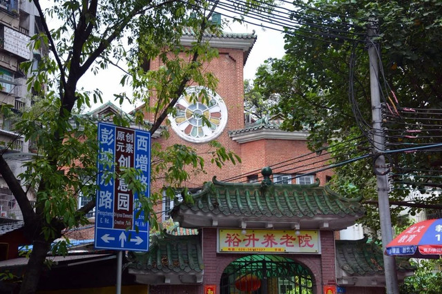 住在西村的人，根本不用煮饭……