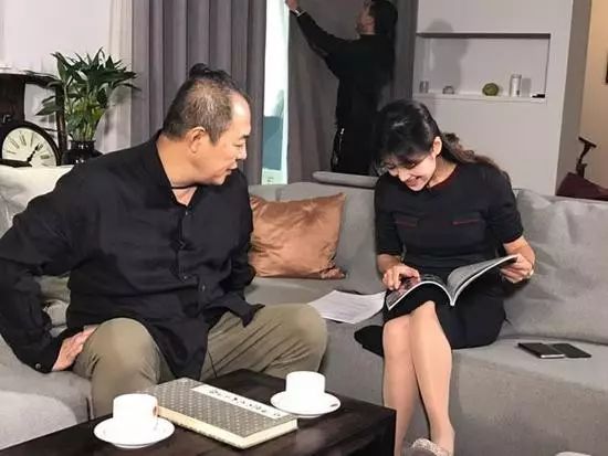 “皇阿玛”张铁林豪宅曝光，一屋子的收藏品究竟价值几何？