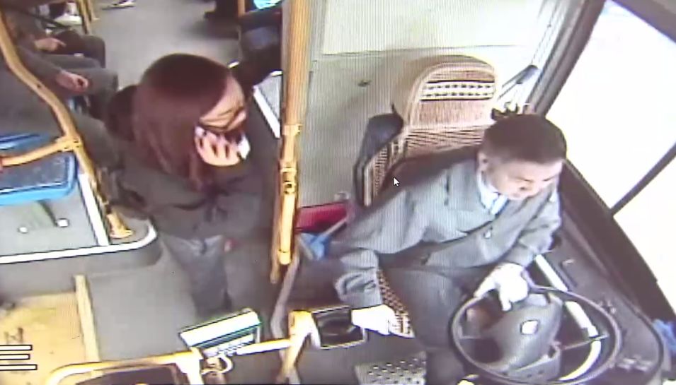 哭笑不得！两岁萌宝竟然叼着奶瓶坐公交车出走了，还认了个小兄弟