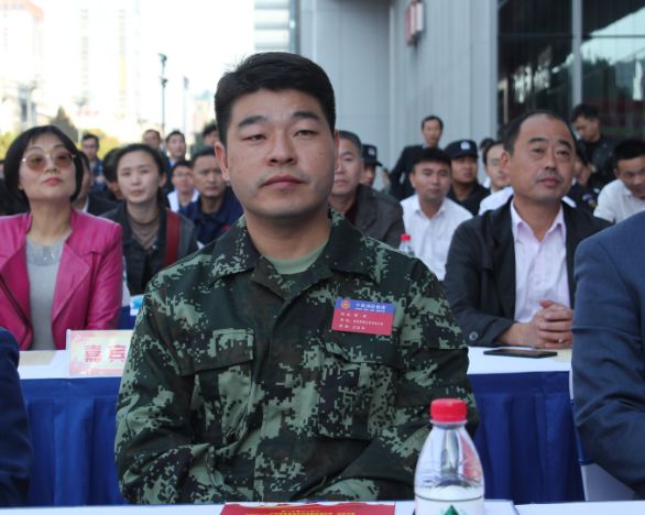 燃！国购广场前上演了一场特殊“比赛”，引大批路人围观！