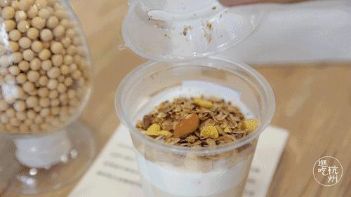 人手一杯咖啡,人手一杯超大杯奶茶