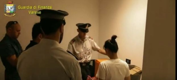 中国妈妈被外国航班赶下飞机起诉,中国妈妈被赶下飞机赔偿后续