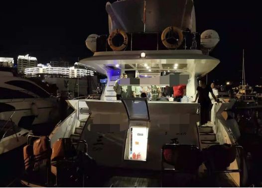 「无毒青春健康生活」几十名男女租游艇出海，没想到“翻船了”