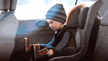 追尾婴儿被摔,急刹车小孩从后座摔下摔到头