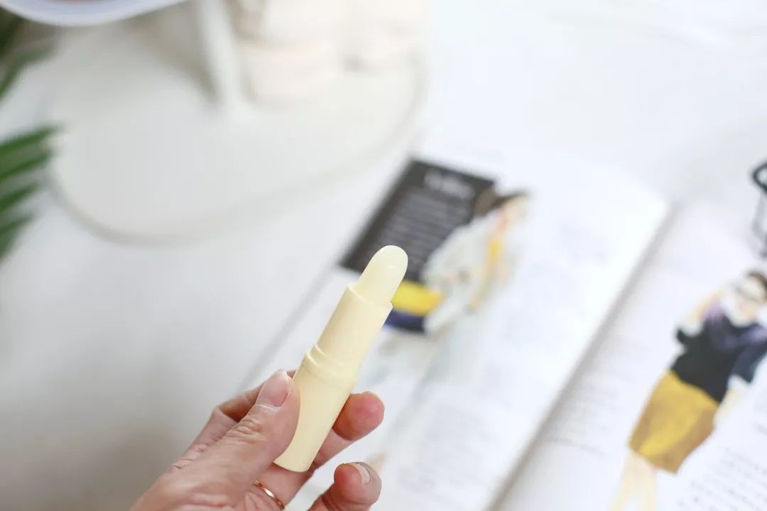 让双唇感受自然的轻抚-每人的兜里都有一位护士女孩