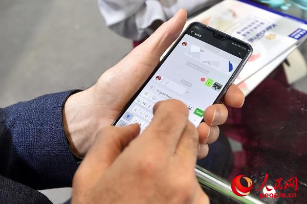 一位英国展商的进博会六天:拎着两罐奶粉签约