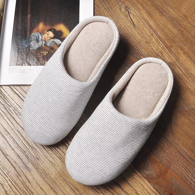 这是一双乳胶棉拖，跳跃在云端之巅的曼妙，穿上3秒就暖脚！