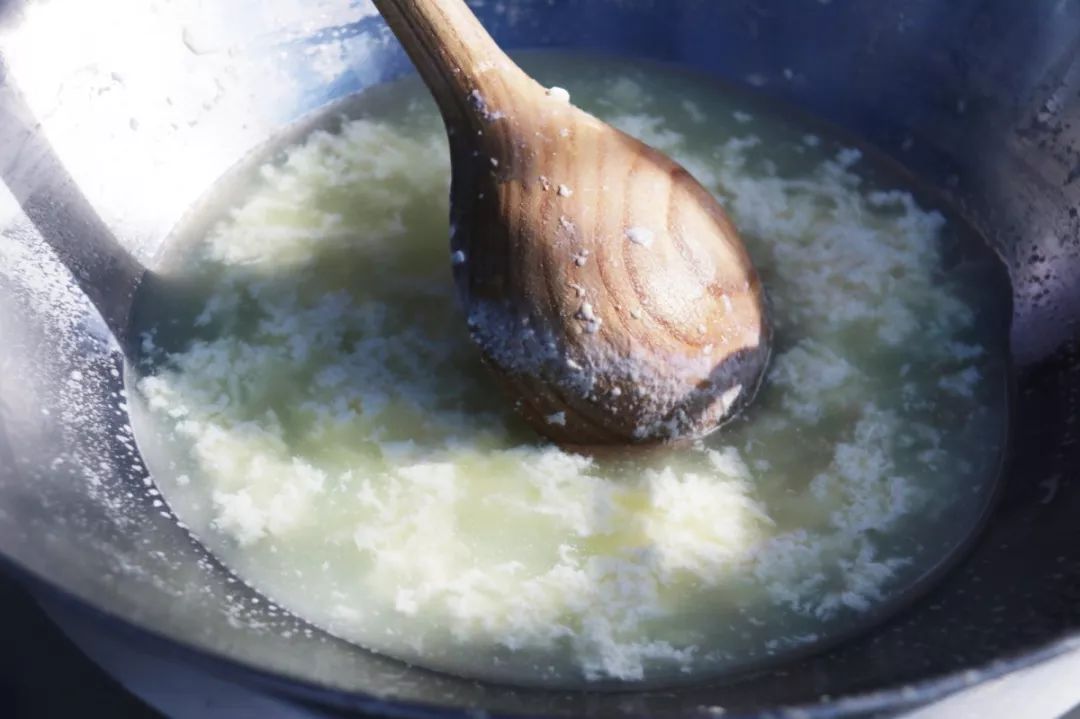16斤鲜奶只出1斤乳扇，丽江也有自己的乳扇加工厂啦！只有1%的丽江人知道！