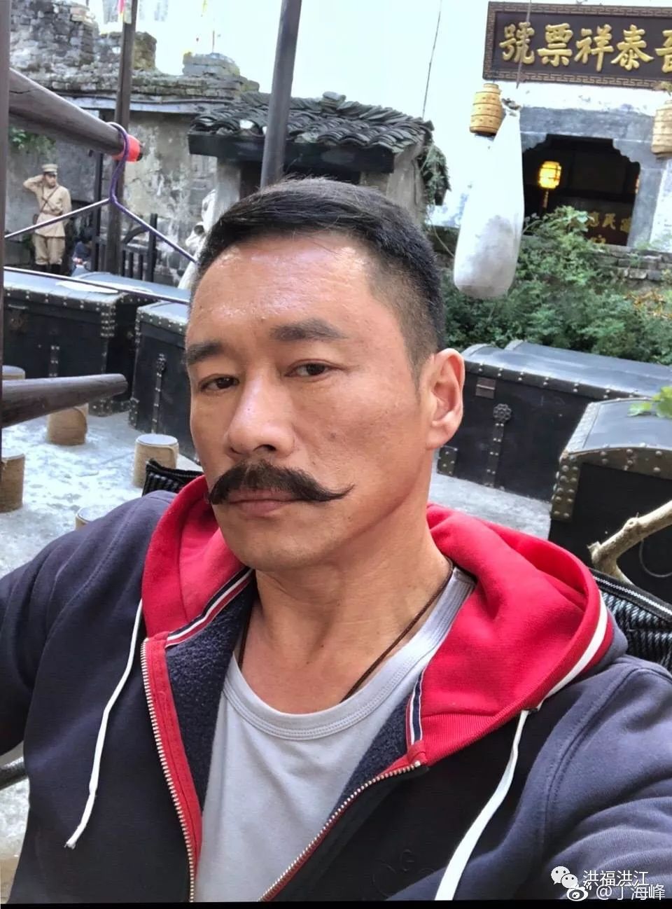 “小胡子”丁海峰很神气，邀约粉丝来洪江游玩