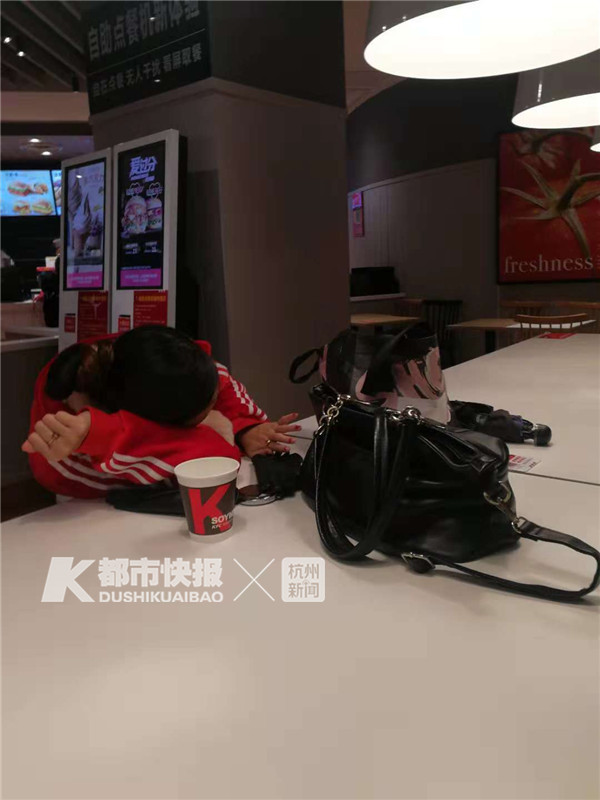 她是谁？为什么肚子这么大了，还经常在这家肯德基过夜？从不点单，都捡别人剩下的