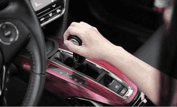 自动挡下坡时切记别挂d挡踩刹车,自动挡车在下坡路怎么停车