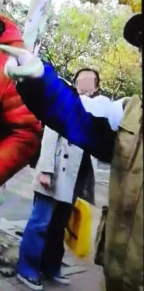 男家长暴打老师,家长殴打女老师