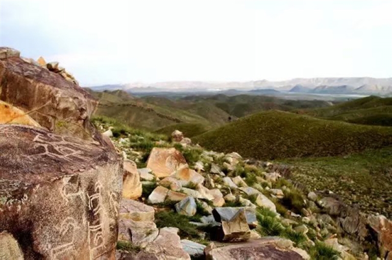 阴山岩画见证游牧文明的千里画廊,河套地区阴山岩画