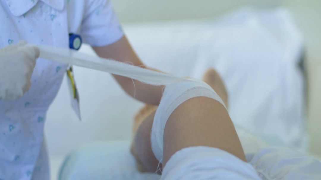 踝关节扭伤的原因及处理方法,踝关节扭伤不严重的处理方法