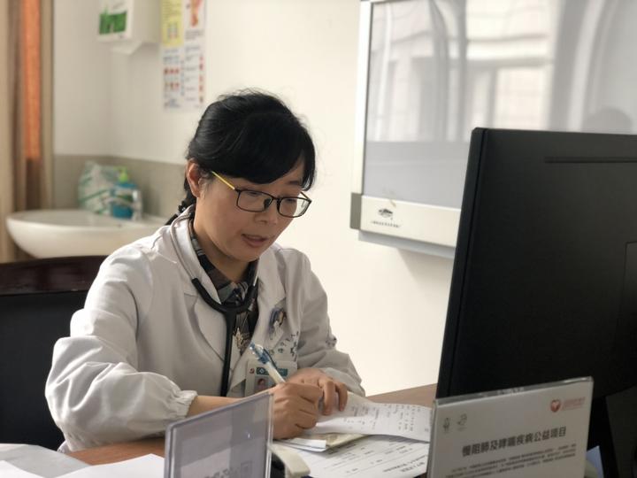 六旬老人喉咙里像虫爬6岁宝宝住院挂点滴海宁大雾天气人民医院这个科室病人大增