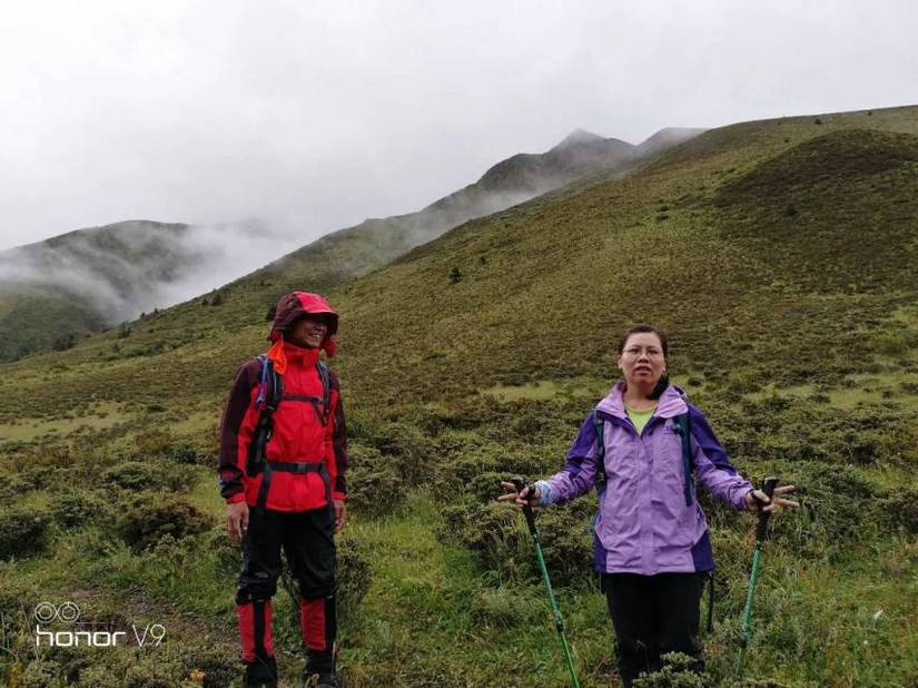 95后妹子赤脚徒步贡嘎山，惊人壮举感动所有人