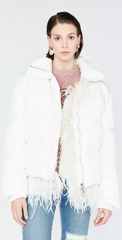 别再穿黑色了，这个颜色今年超流行，百搭时髦还显白显气质