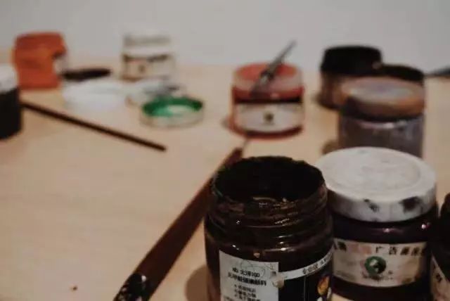 保洁阿姨画黑板报视频,保洁阿姨水平高黑板报画出3d效果