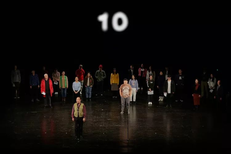 《大众力学》:泡沫般的表演梦滑稽而威严