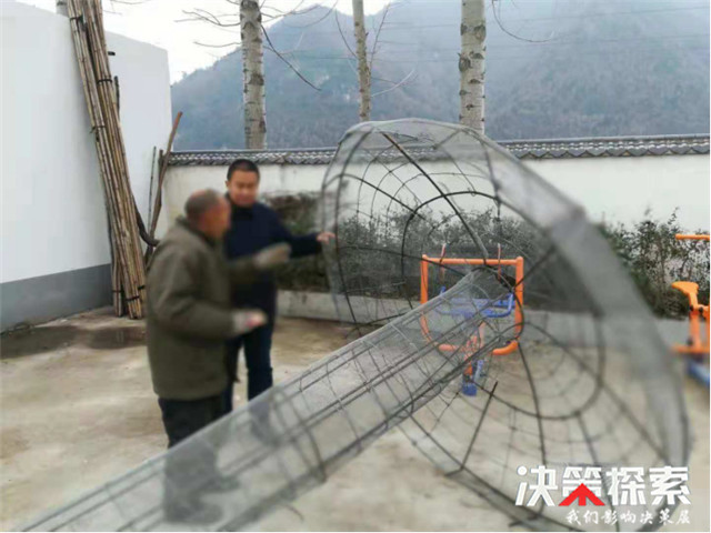 西峡县军马河镇:七旬老翁学技术焊接溅起脱贫花