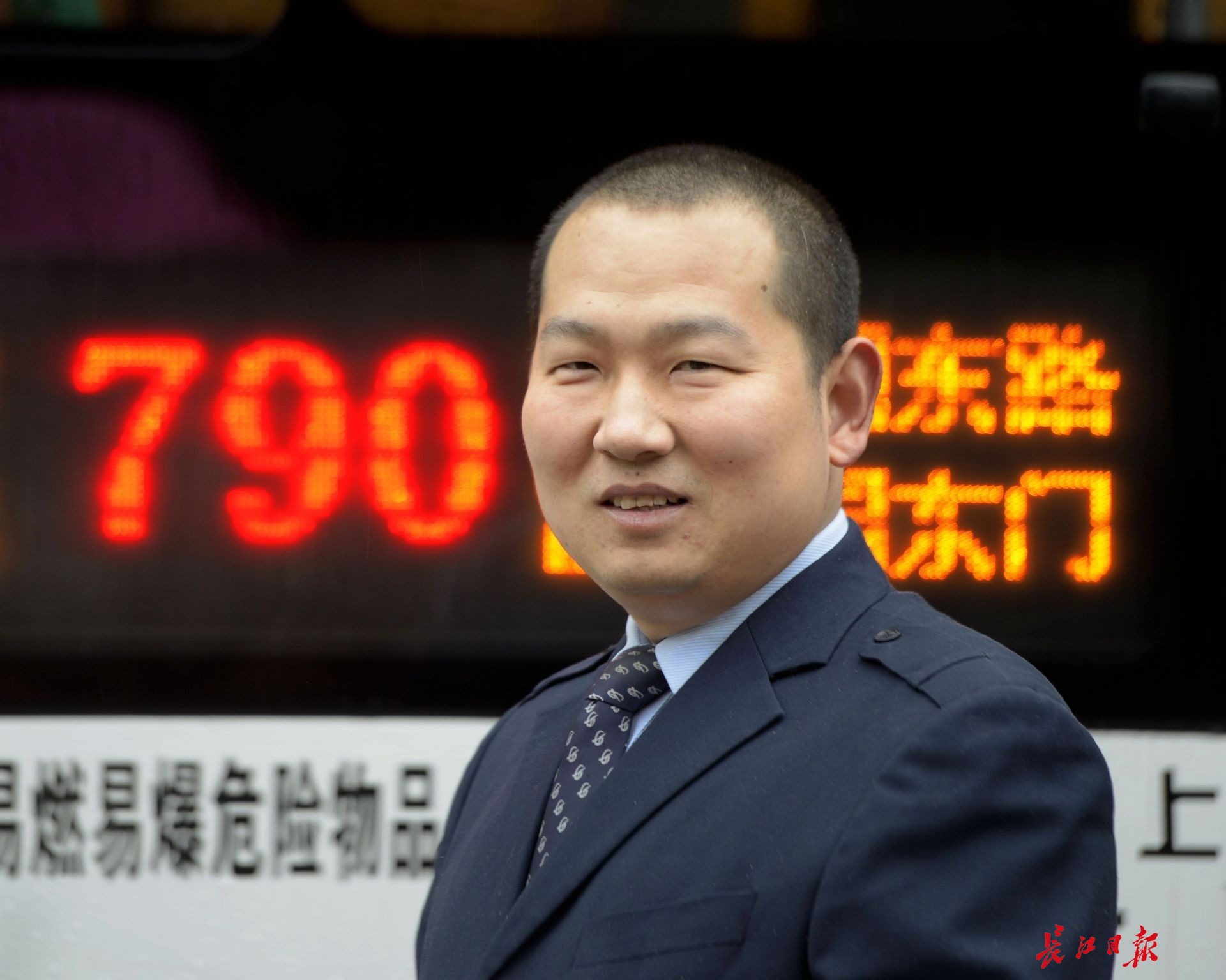 这场公交人和地铁人的“文明赶超”你站谁