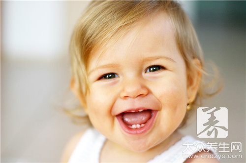 女童有白带并且有腥臭味,女童体下有尿味正常吗