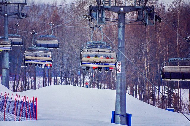 12月最火爆的热门旅行地，往北走，玩雪滑冰；往南走，温泉赏花