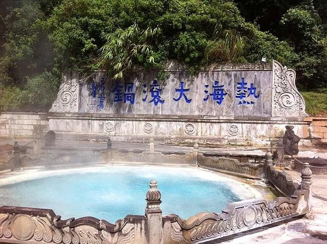 12月最火爆的热门旅行地，往北走，玩雪滑冰；往南走，温泉赏花