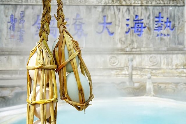 12月最火爆的热门旅行地，往北走，玩雪滑冰；往南走，温泉赏花