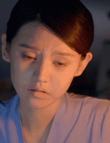 女23岁近视近期眼睛经常出现刺痛,22岁女大学生眼睛刺痛难忍