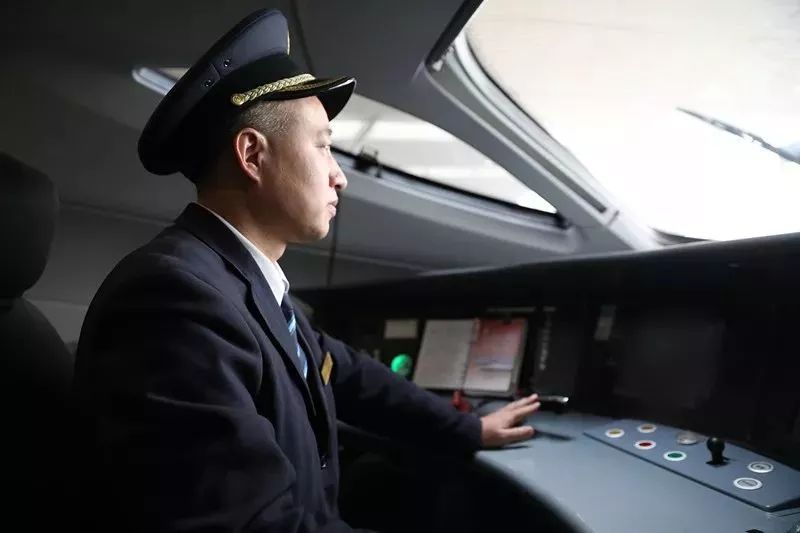 致敬改革开放40年，你可读懂父亲①｜她想让全世界知道，爸爸是开火车的！