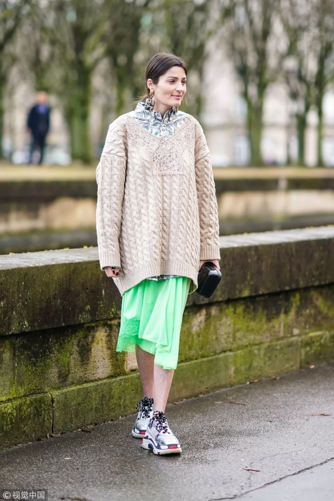 v领毛衣显脖子长吗,v领毛衣和圆领毛衣哪个显脸小