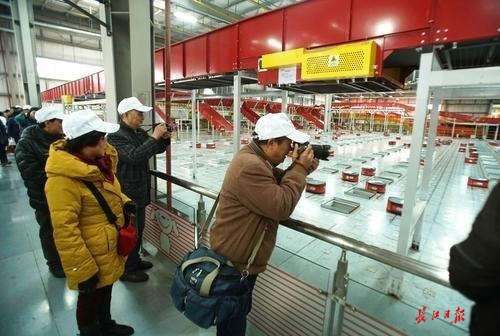 长江日报市民观察团参观京东亚一物流园:分拣机器人送货时会“礼让”