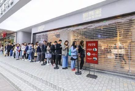 伦敦没羽绒服么？为啥龙妈小雀斑穿波司登？