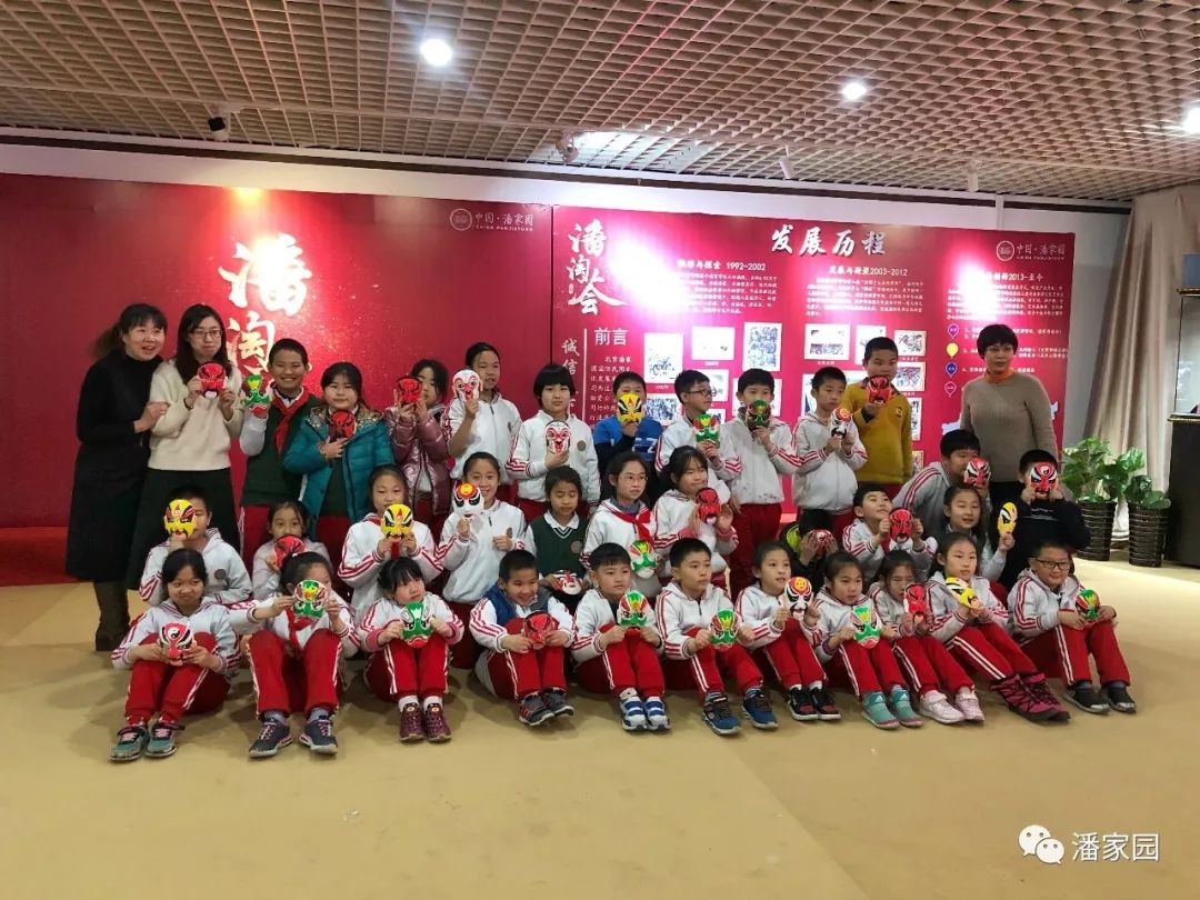 围观潘淘荟画脸谱感受传统文化魅力！