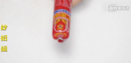 原来火腿肠的金属环下有个“小机关”，轻轻一拉，秒剥