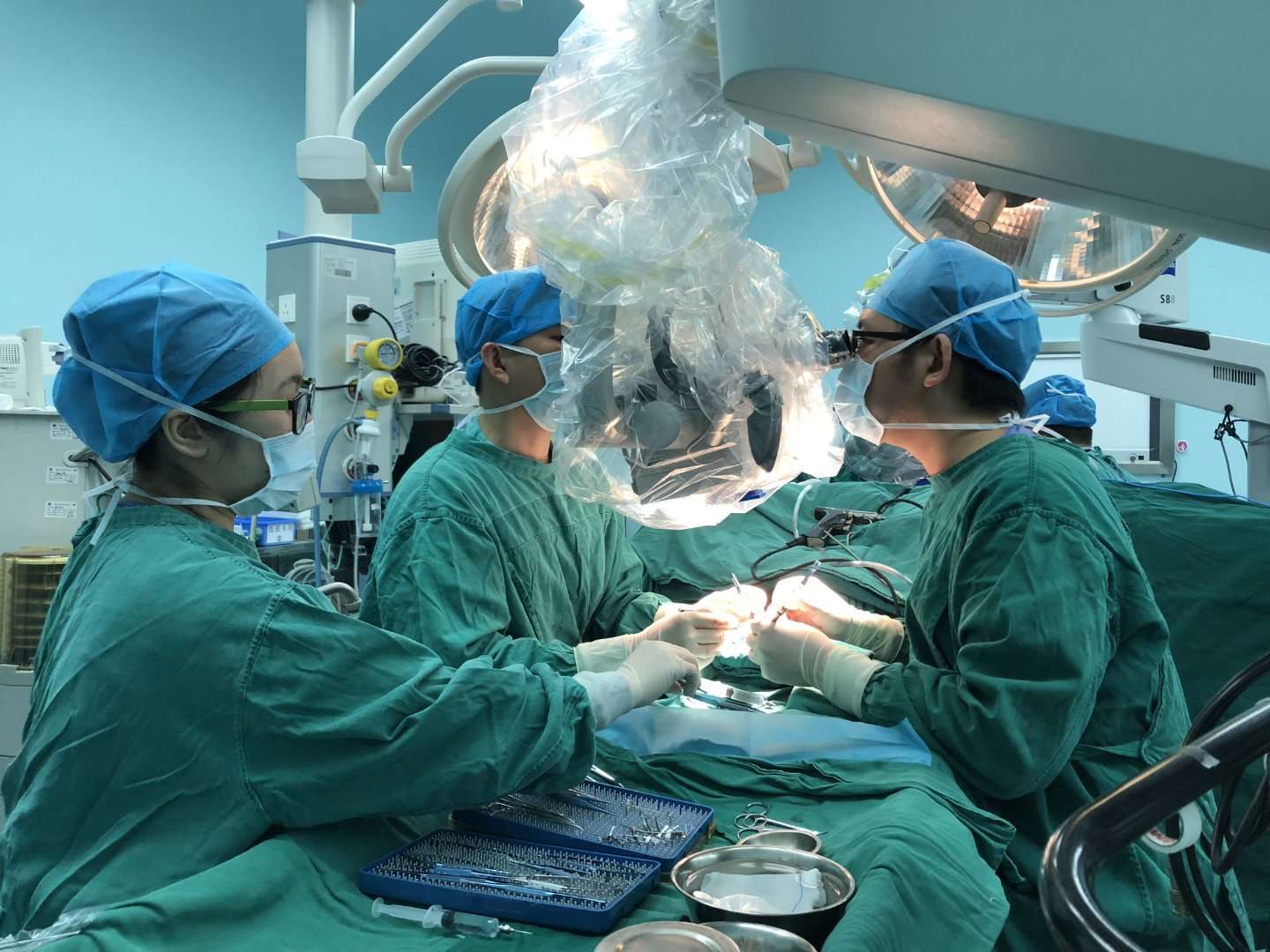 男子意外摔断手指,发生手指切断事故后断指怎么处理