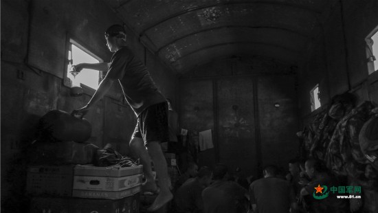 军旅微影像,军旅感人催人泪下的战友情视频